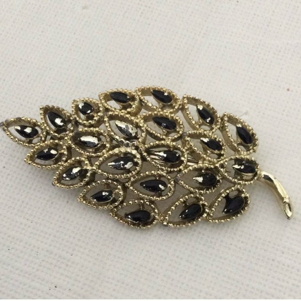 Vintage GERRYS Leaf Black Enameled Gold Tone Brooch Pin